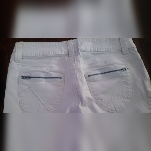 Super Cute Guess White Jeans with Ankle Zippers Size 28 Great Condition - Picture 3 of 7